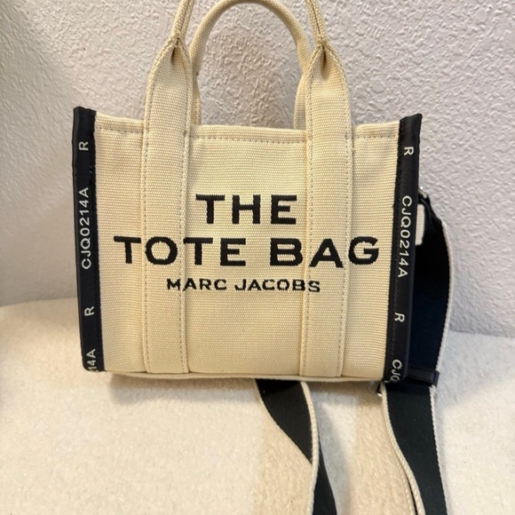 Marc Jacobs Jacquard The Tote Bag in warm sand - Picture 2 of 5
